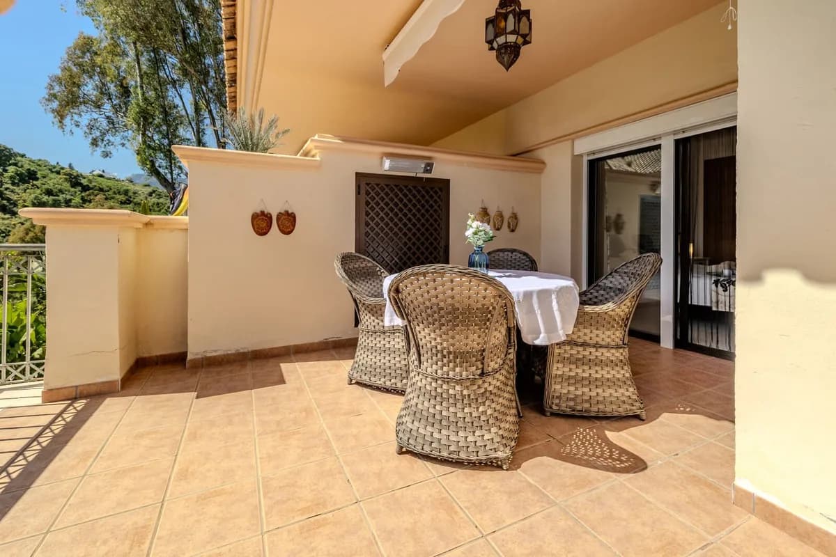 2 Bedroom Middle Floor Apartment for Sale in Río Real, Málaga - Image 3
