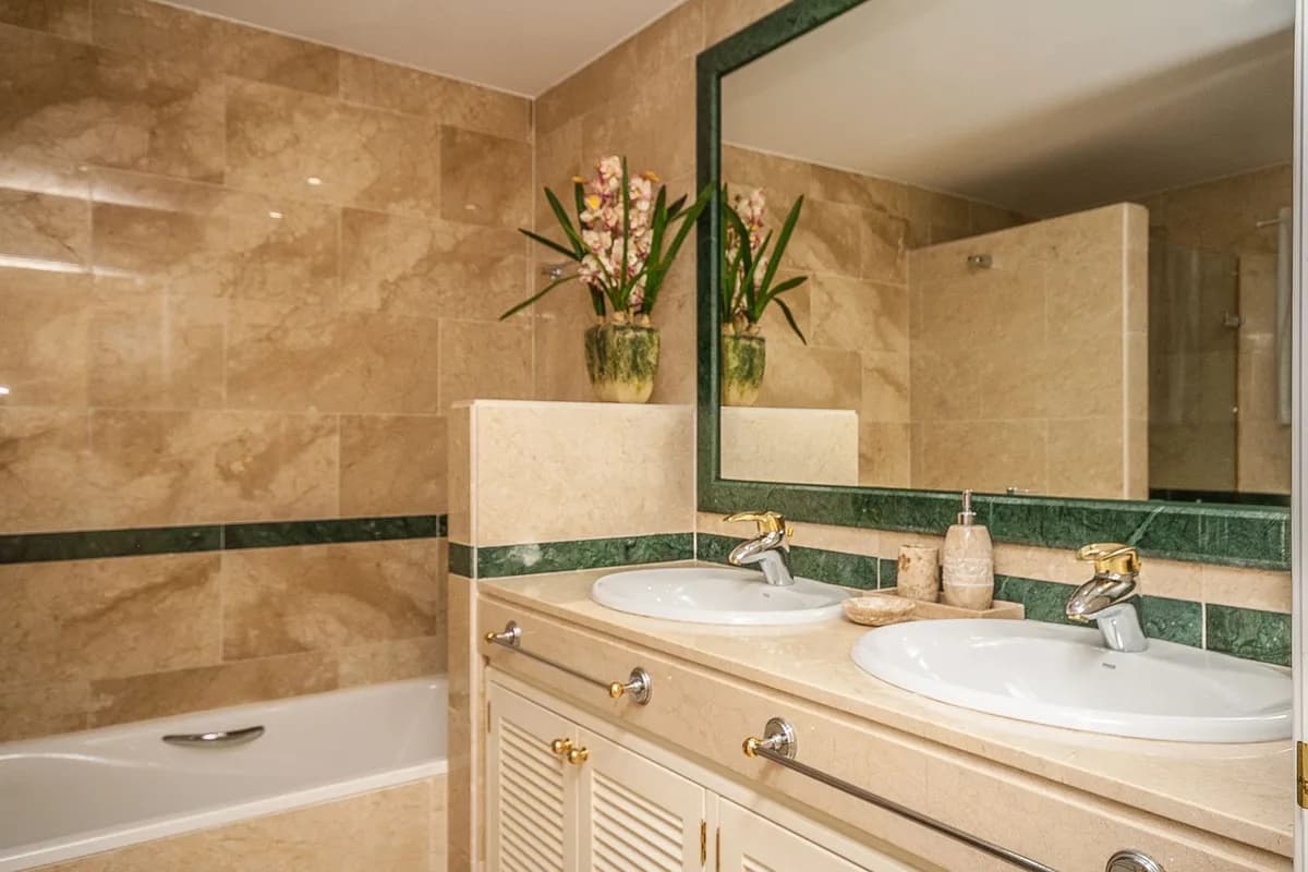 2 Bedroom Ground Floor Apartment for Sale in Elviria, Málaga - Image 6