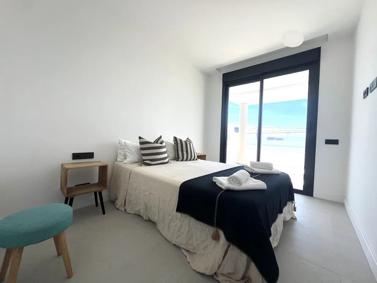2 Bedroom Middle Floor Apartment for Sale in Altos de los Monteros, Málaga - Image 6