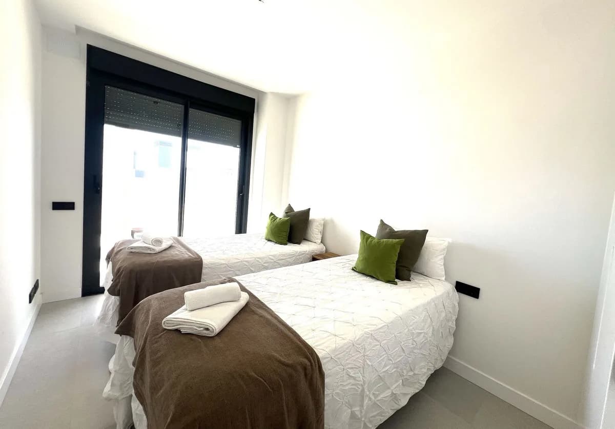 2 Bedroom Middle Floor Apartment for Sale in Altos de los Monteros, Málaga - Image 9
