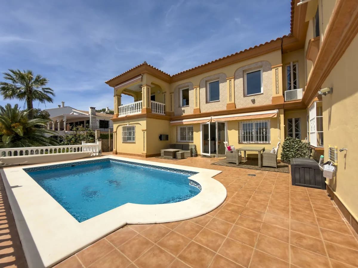 5 Bedroom Detached Villa for Sale in Coín, Málaga