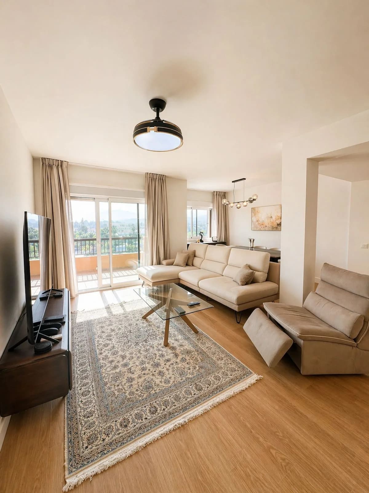 3 Bedroom Middle Floor Apartment for Sale in San Pedro de Alcántara, Málaga - Image 2