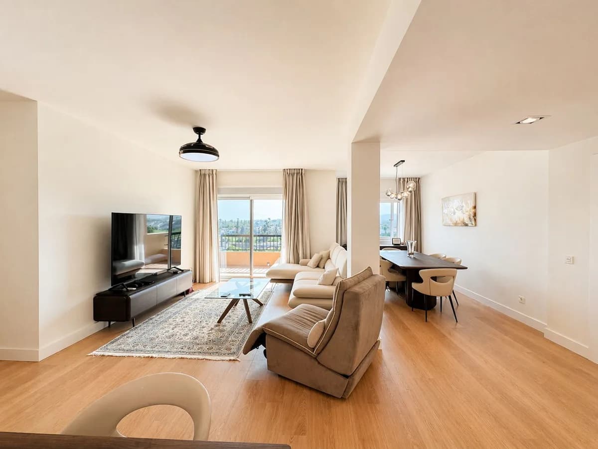 3 Bedroom Middle Floor Apartment for Sale in San Pedro de Alcántara, Málaga - Image 5