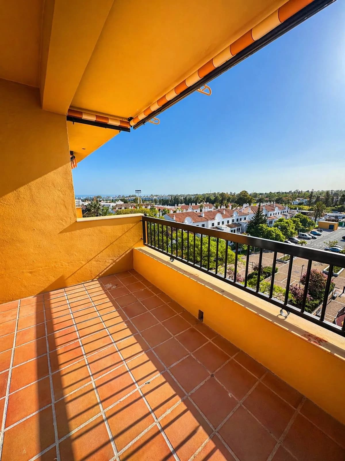 3 Bedroom Middle Floor Apartment for Sale in San Pedro de Alcántara, Málaga - Image 7