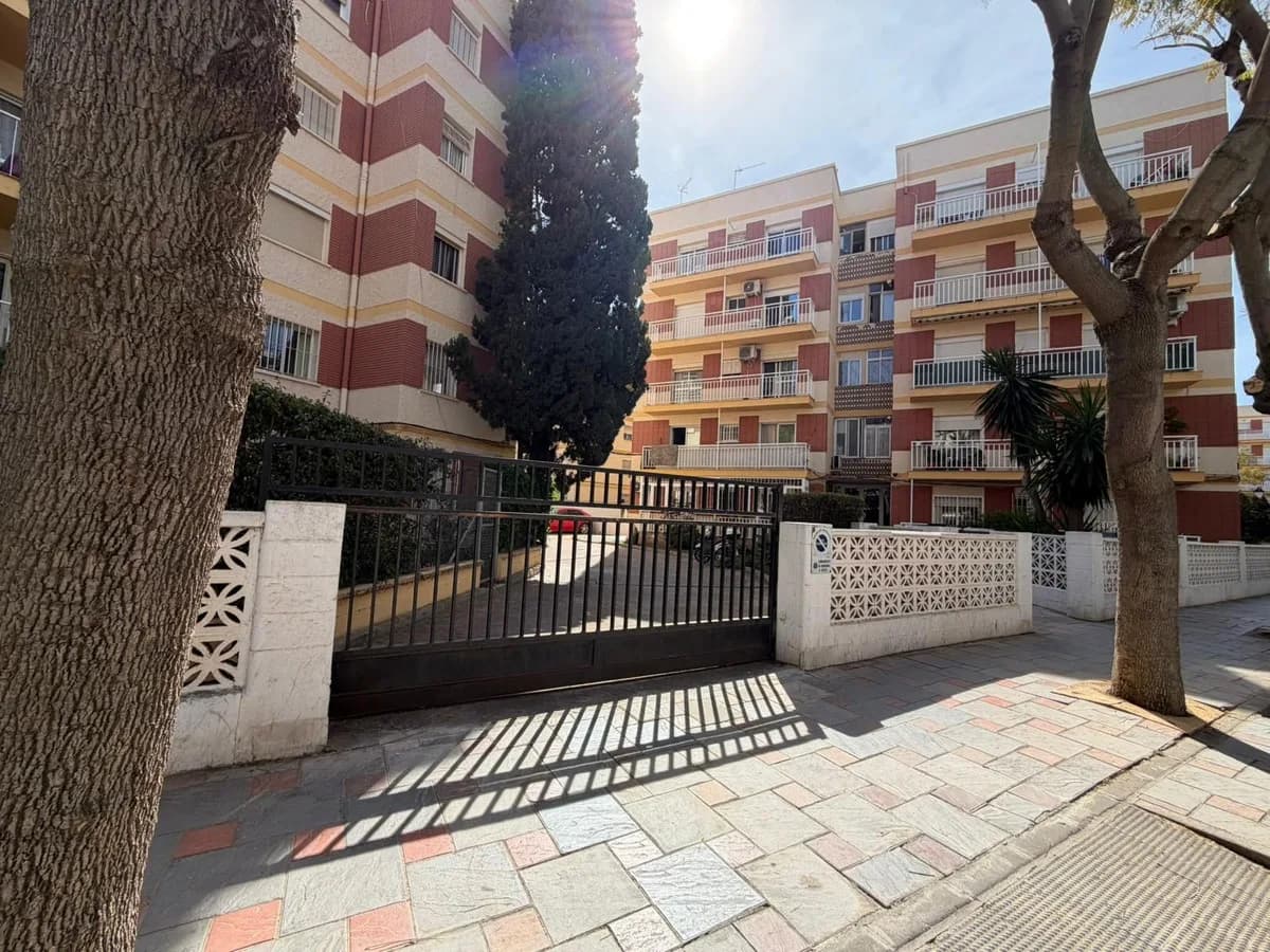2 Bedroom Middle Floor Apartment for Sale in Fuengirola, Málaga - Image 3