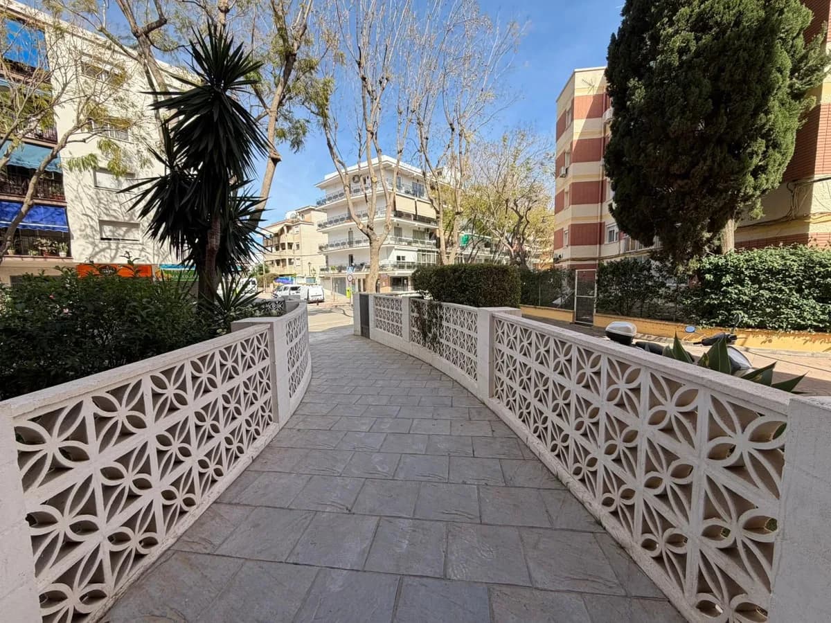 2 Bedroom Middle Floor Apartment for Sale in Fuengirola, Málaga - Image 4