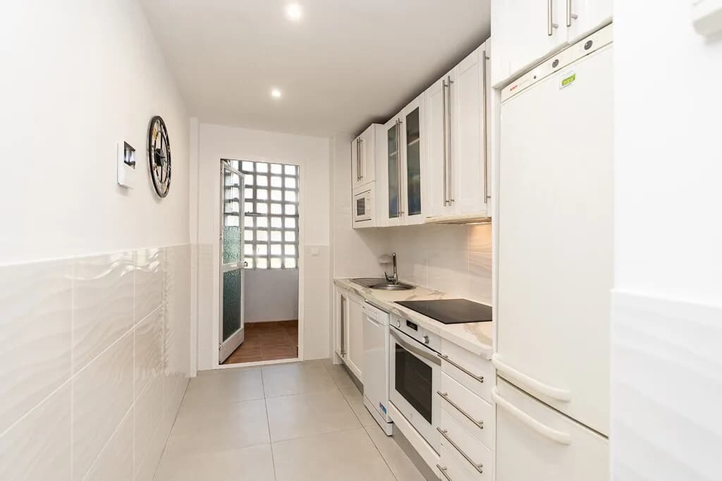 2 Bedroom Middle Floor Apartment for Sale in Marbella, Málaga - Image 4