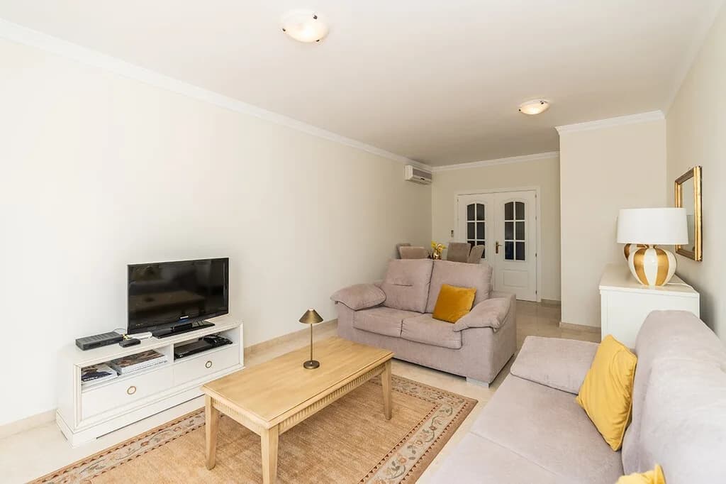 2 Bedroom Middle Floor Apartment for Sale in Marbella, Málaga - Image 5