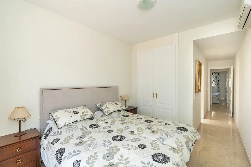 2 Bedroom Middle Floor Apartment for Sale in Marbella, Málaga - Image 7