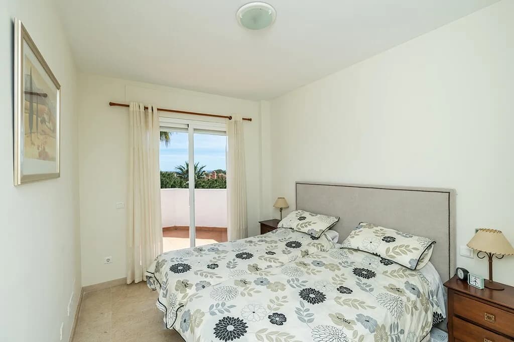 2 Bedroom Middle Floor Apartment for Sale in Marbella, Málaga - Image 8