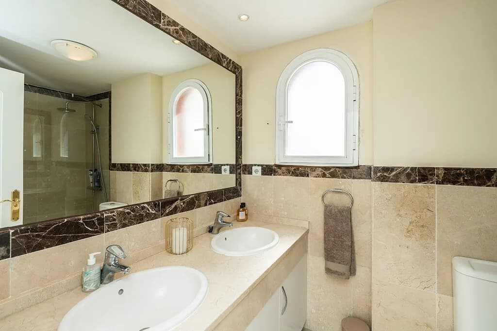 2 Bedroom Middle Floor Apartment for Sale in Marbella, Málaga - Image 9
