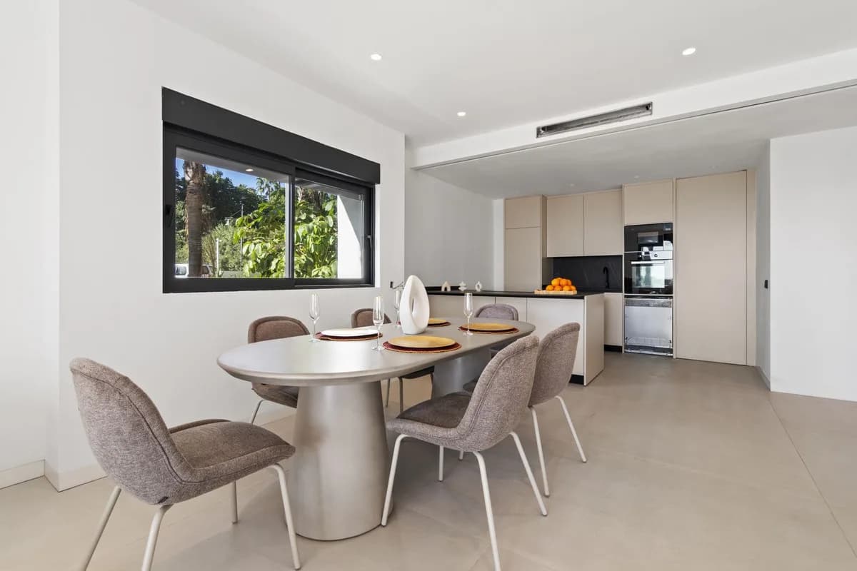 4 Bedroom Duplex for Sale in El Paraiso, Málaga - Image 3