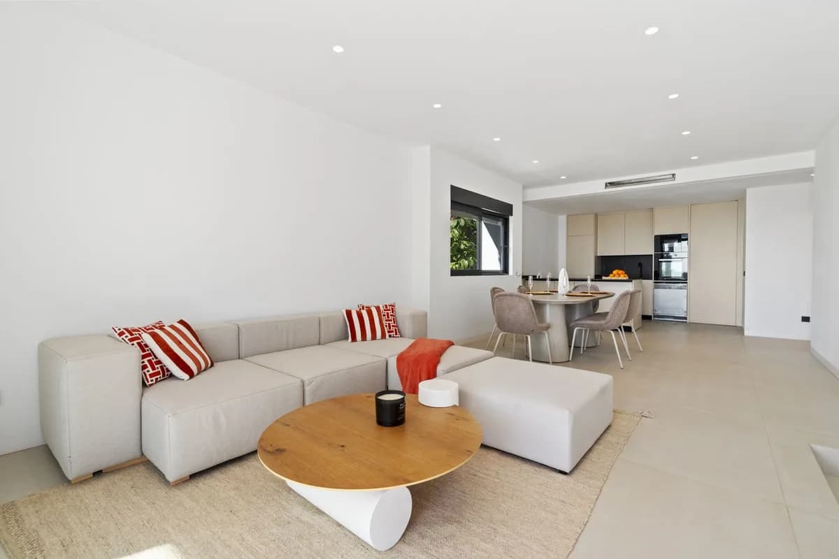 4 Bedroom Duplex for Sale in El Paraiso, Málaga - Image 4