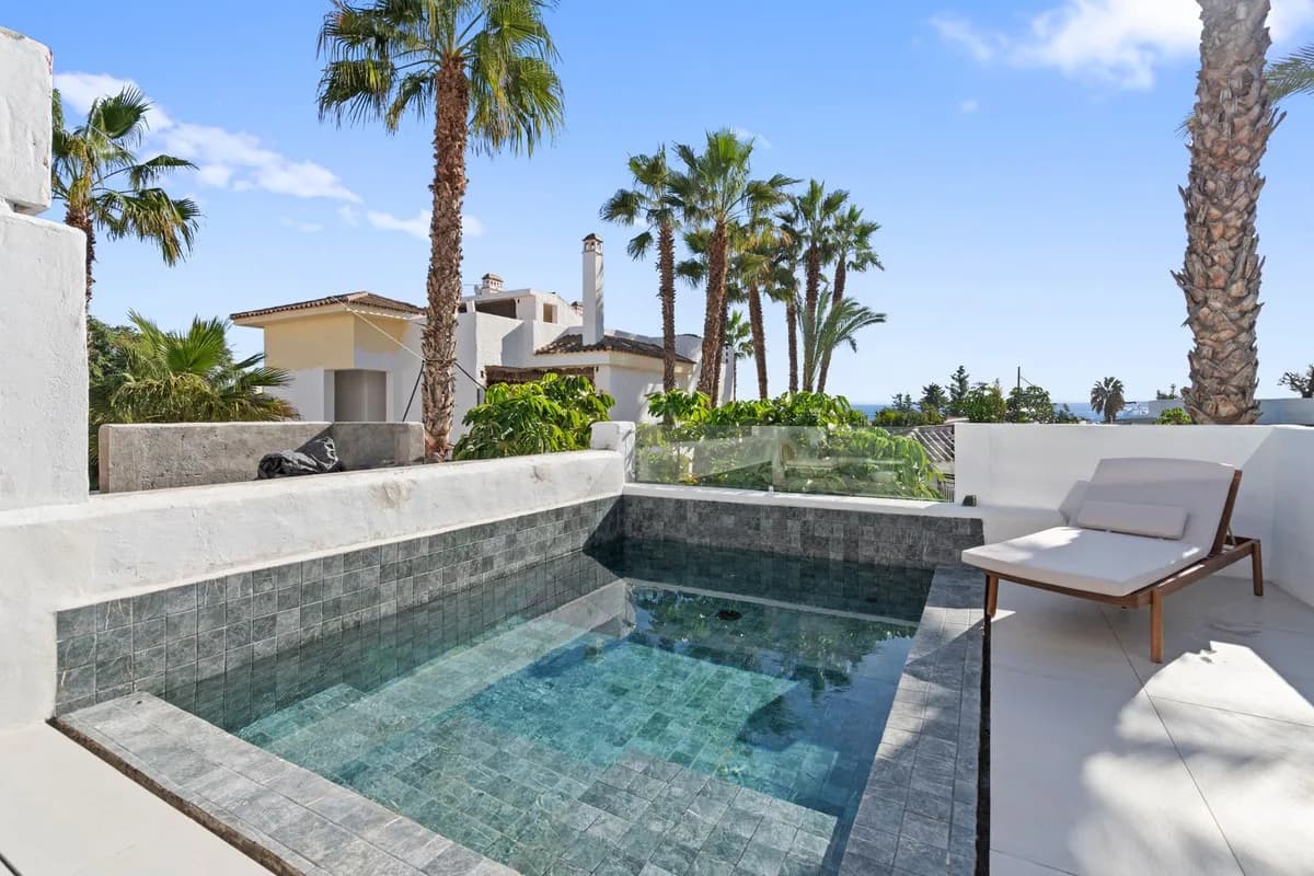 4 Bedroom Duplex for Sale in El Paraiso, Málaga - Image 6
