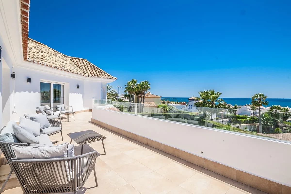 6 Bedroom Detached Villa for Sale in Estepona, Málaga