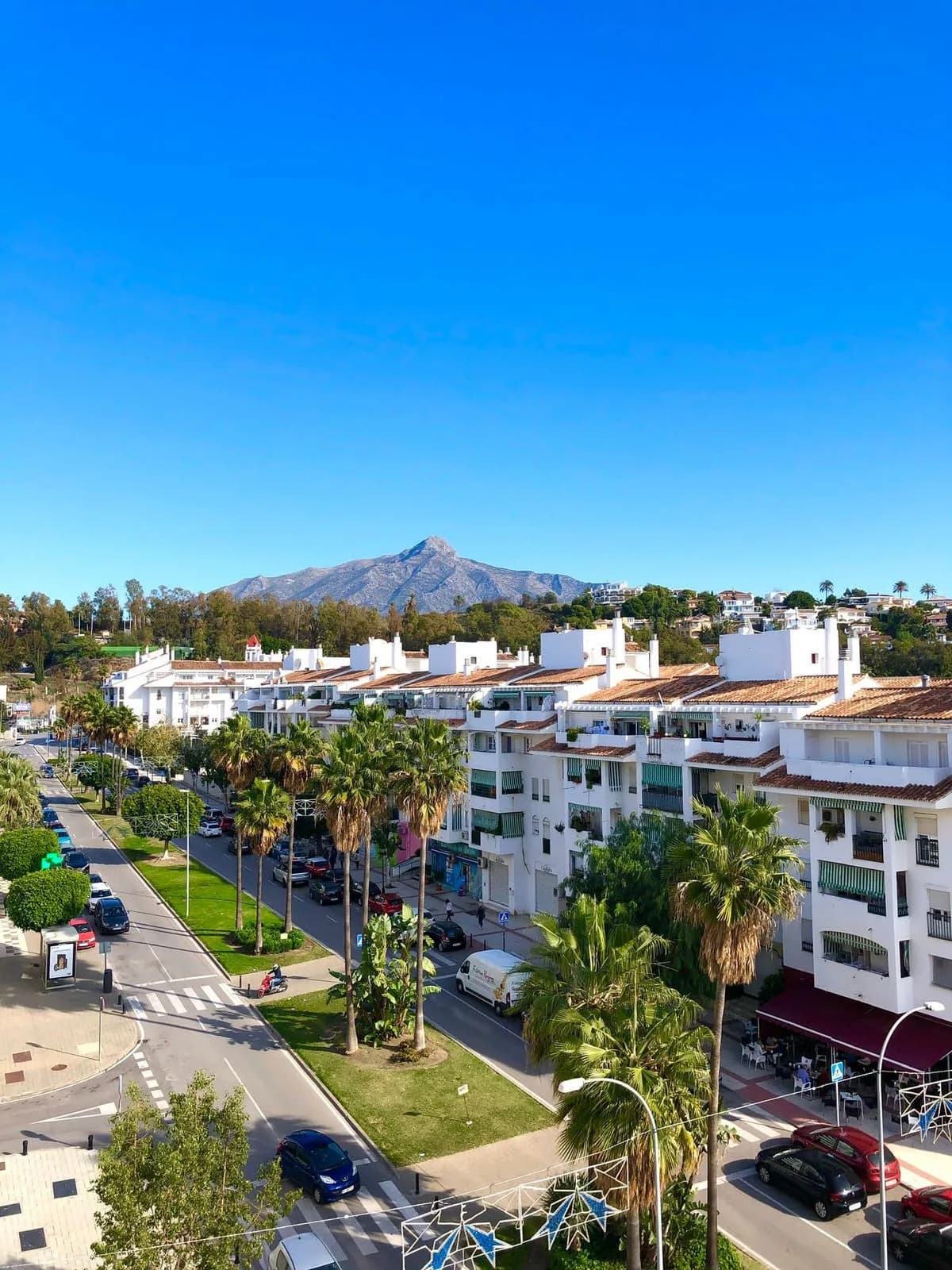 3 Bedroom Top Floor Apartment for Sale in Nueva Andalucía, Málaga - Image 2