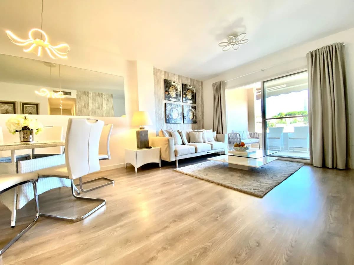 3 Bedroom Top Floor Apartment for Sale in Nueva Andalucía, Málaga - Image 3