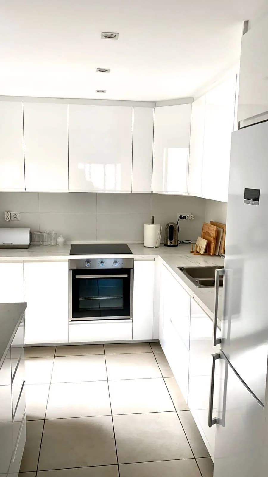 3 Bedroom Top Floor Apartment for Sale in Nueva Andalucía, Málaga - Image 8