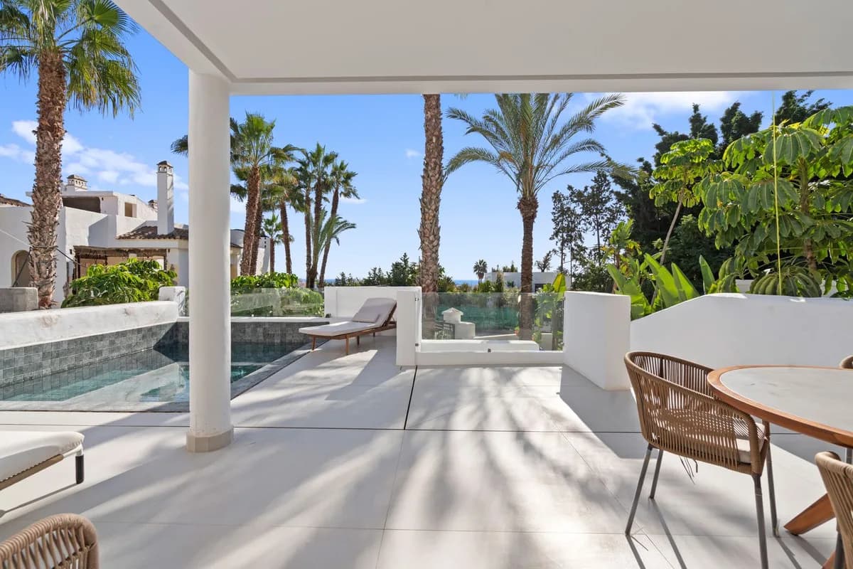 4 Bedroom Duplex for Sale in El Paraiso, Málaga - Image 5