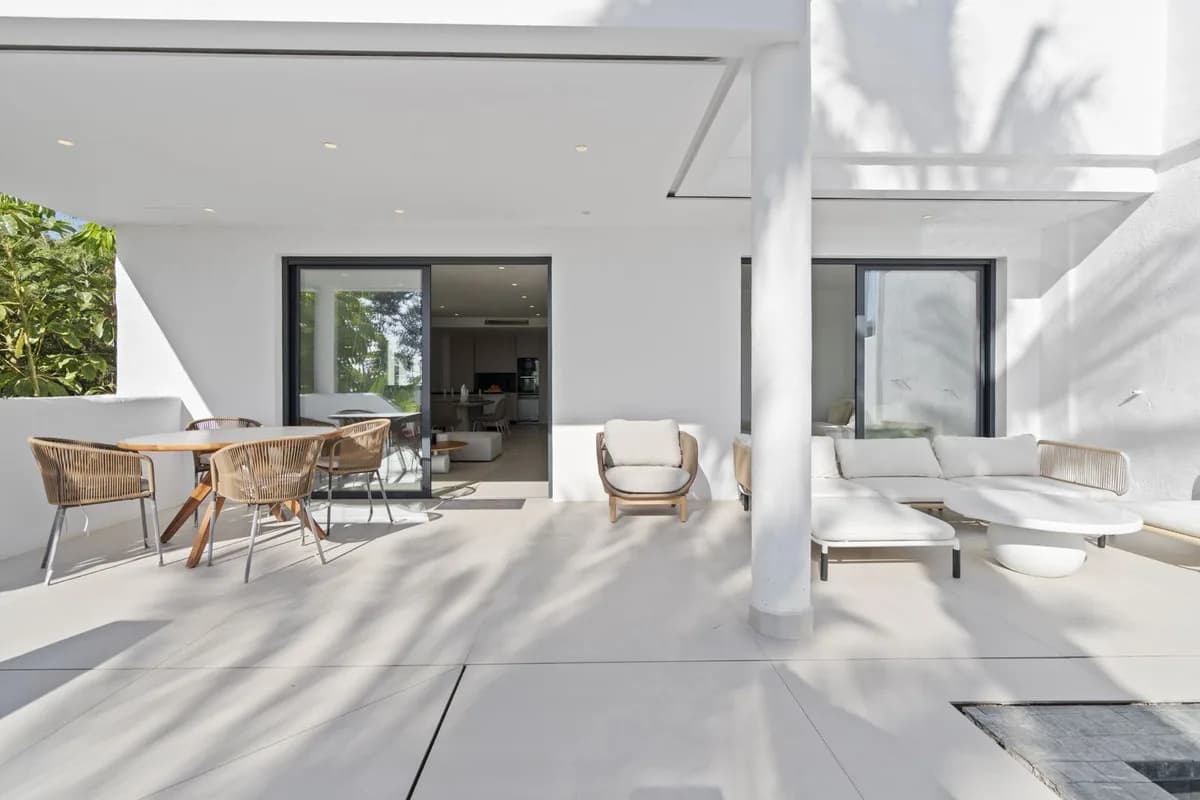 4 Bedroom Duplex for Sale in El Paraiso, Málaga - Image 7