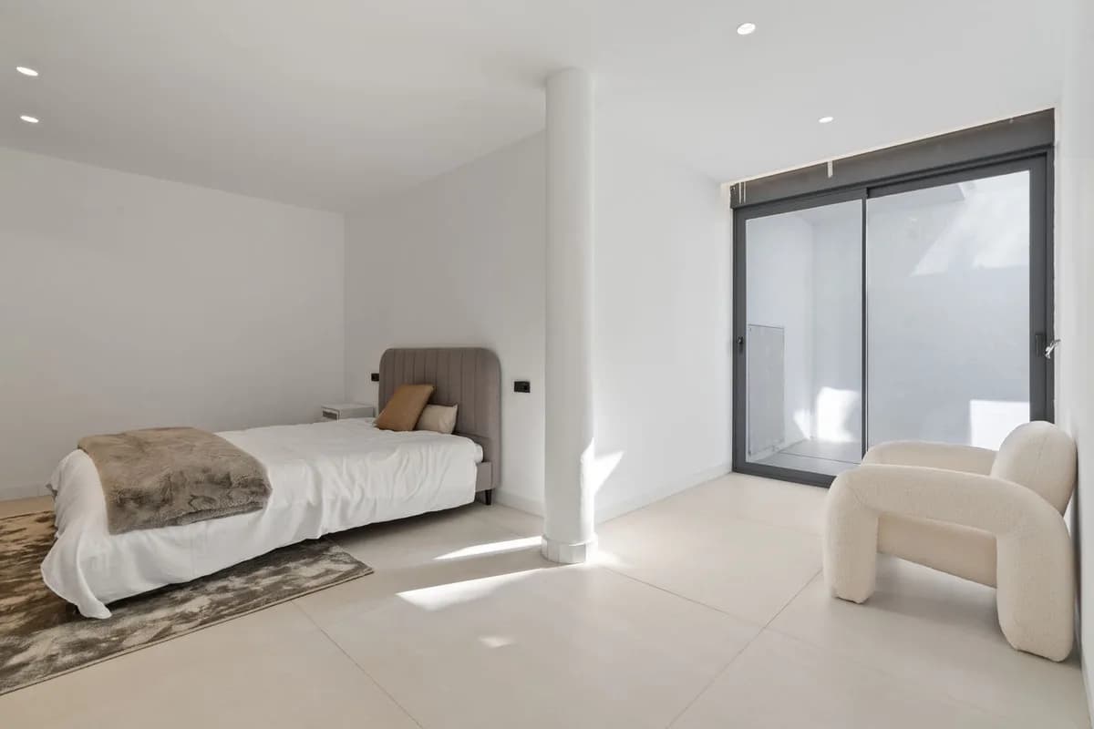 4 Bedroom Duplex for Sale in El Paraiso, Málaga - Image 9