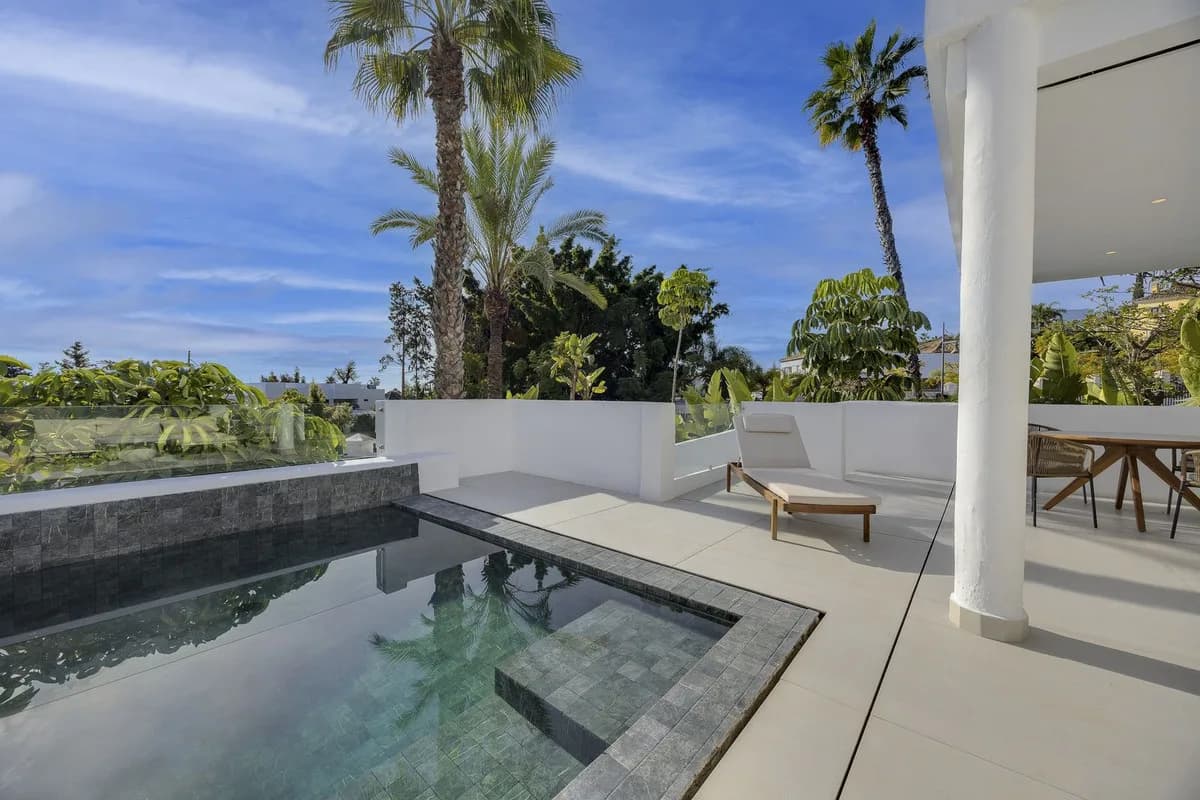 4 Bedroom Duplex for Sale in El Paraiso, Málaga - Image 2