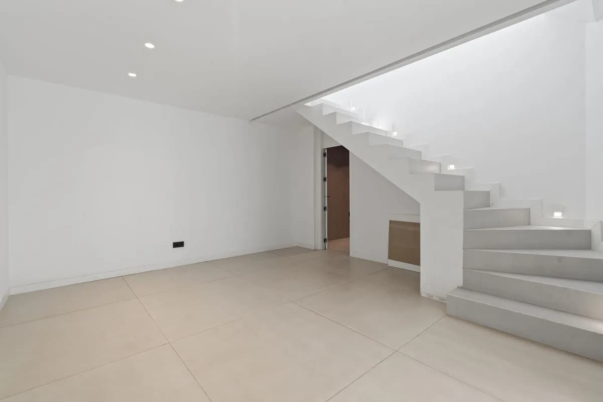 4 Bedroom Duplex for Sale in El Paraiso, Málaga - Image 8