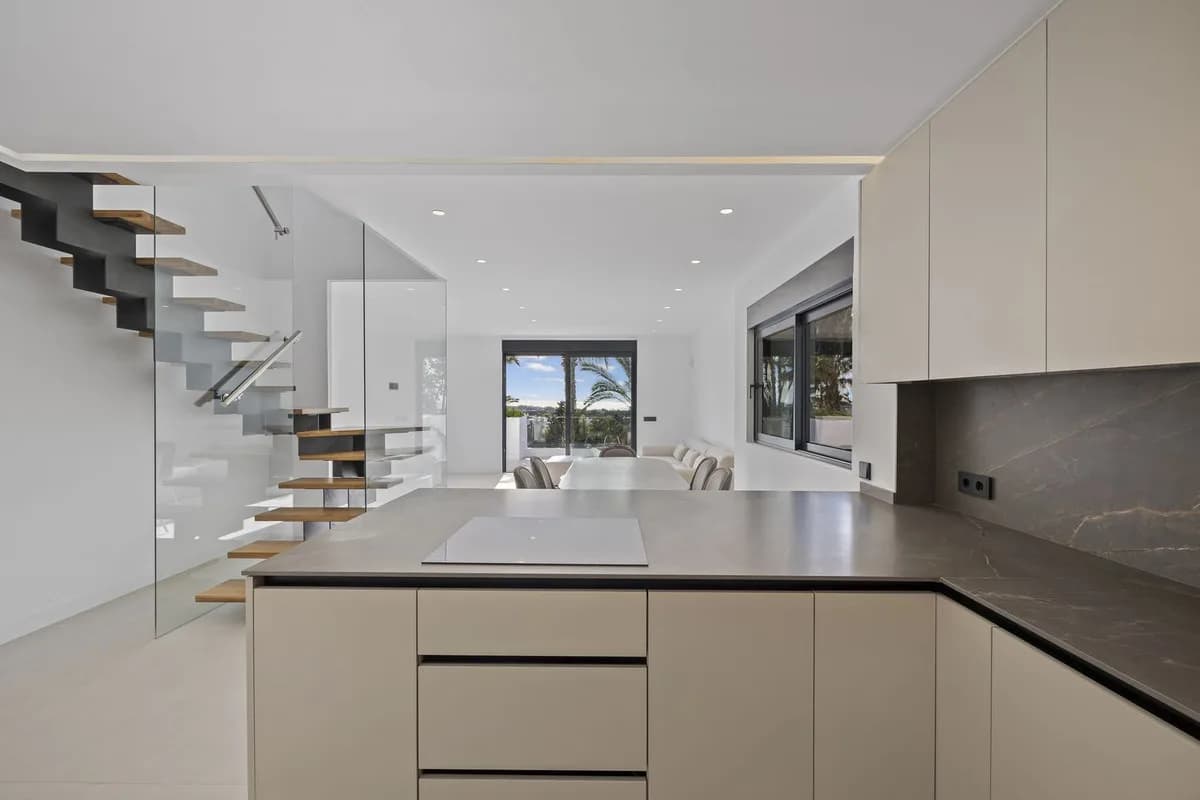 3 Bedroom Penthouse Duplex for Sale in El Paraiso, Málaga - Image 4