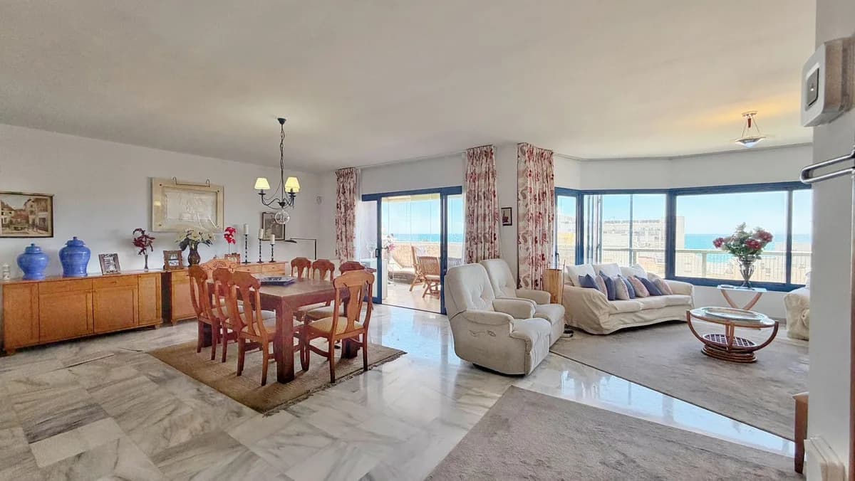 4 Bedroom Middle Floor Apartment for Sale in Marbella, Málaga - Image 2