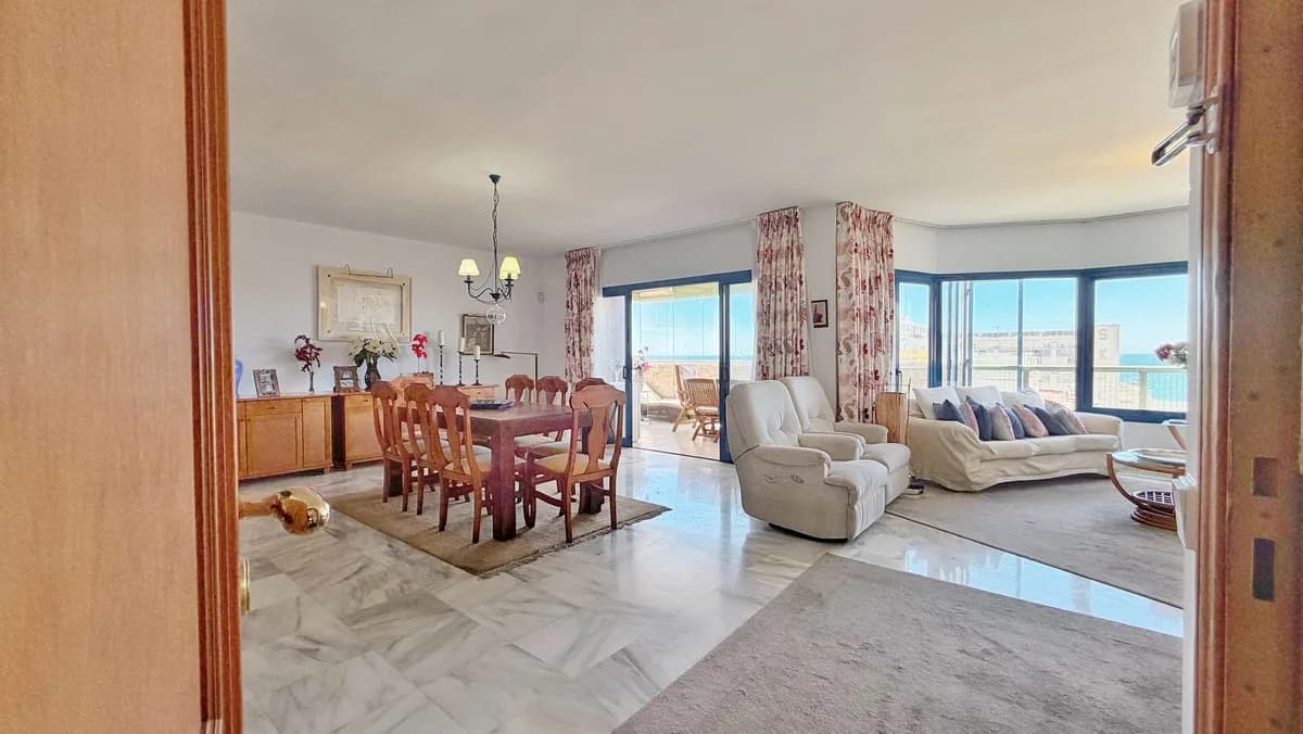 4 Bedroom Middle Floor Apartment for Sale in Marbella, Málaga - Image 3