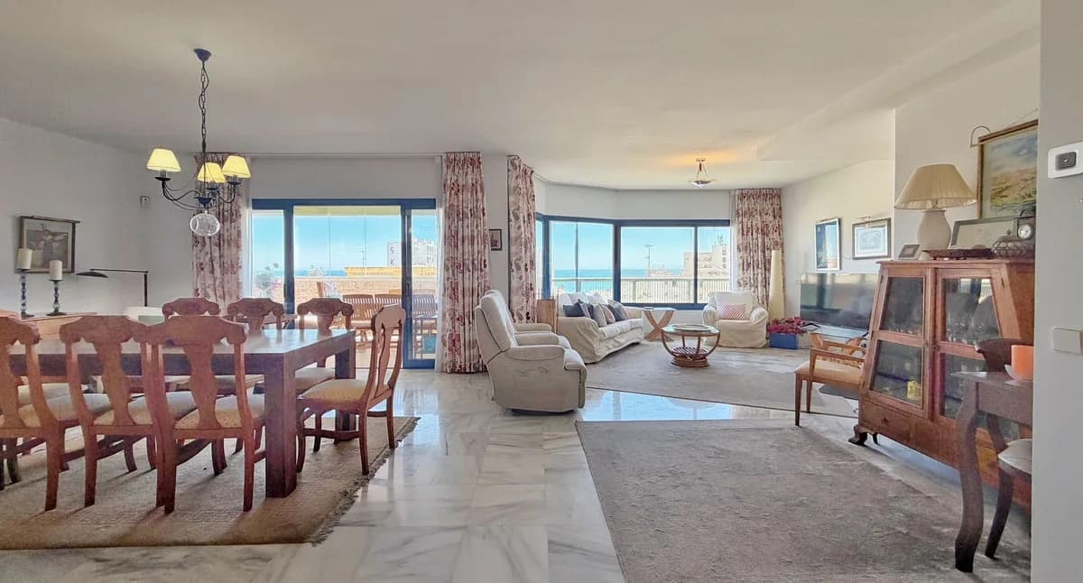 4 Bedroom Middle Floor Apartment for Sale in Marbella, Málaga - Image 4