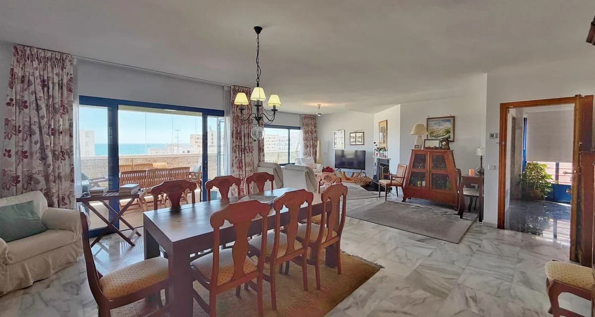 4 Bedroom Middle Floor Apartment for Sale in Marbella, Málaga - Image 5