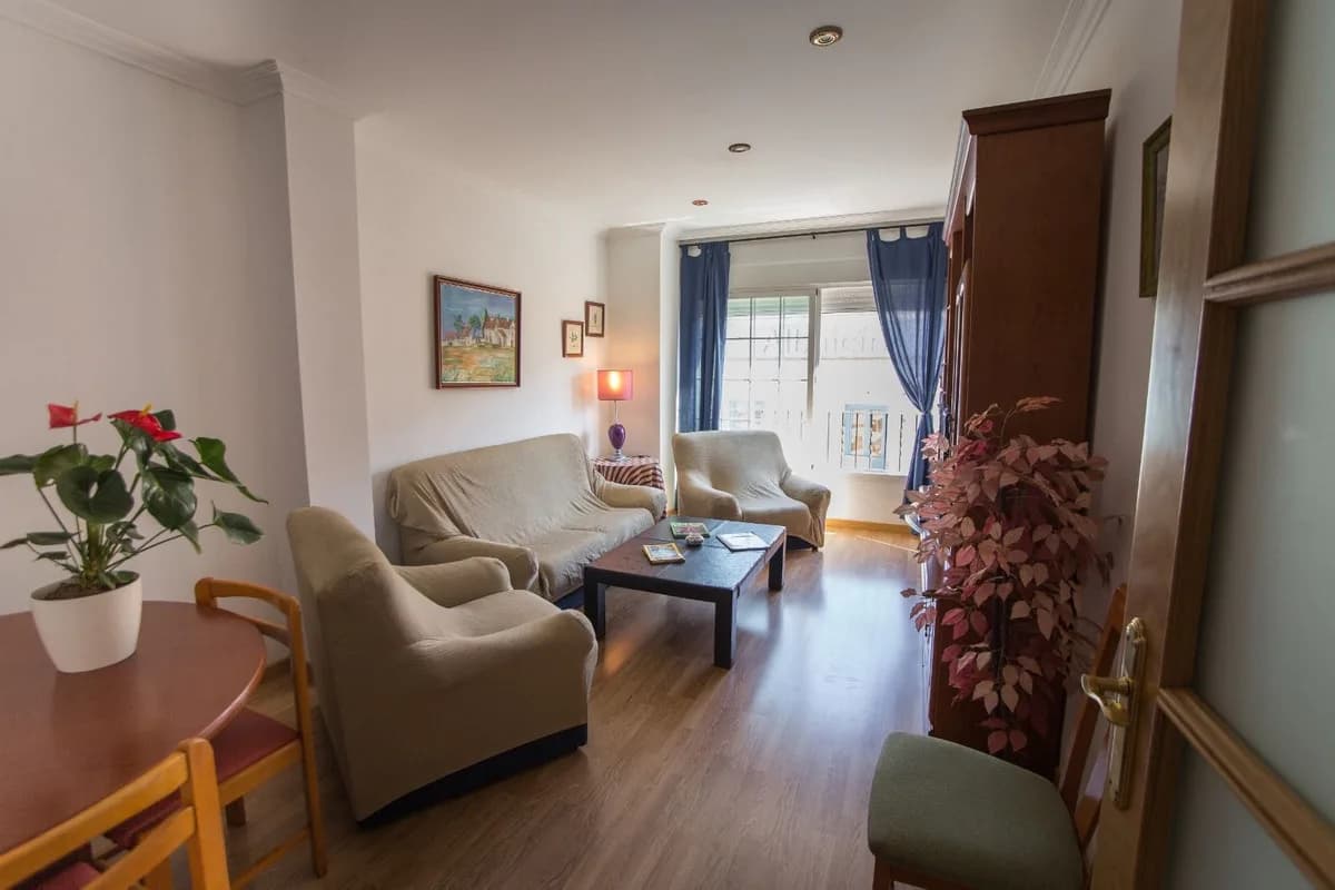 4 Bedroom Middle Floor Apartment for Sale in Coín, Málaga - Image 2