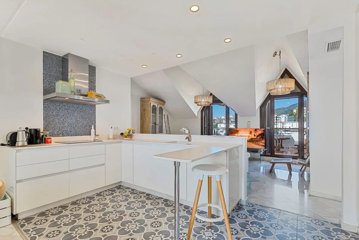 3 Bedroom Penthouse for Sale in Benalmadena, Málaga - Image 2