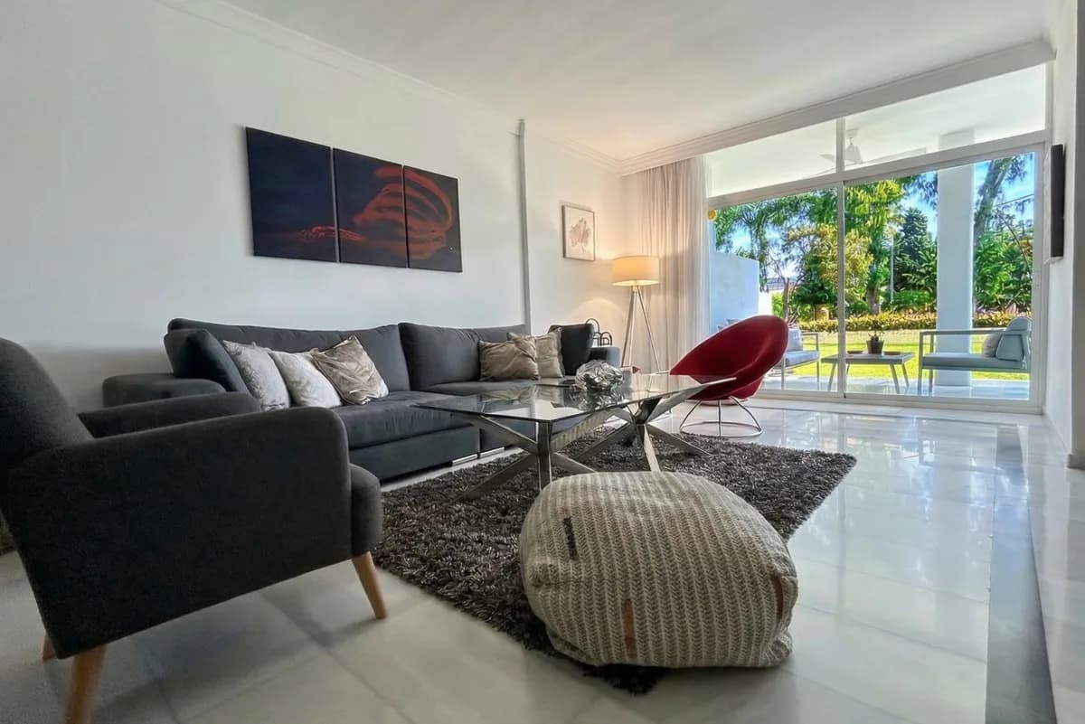 2 Bedroom Middle Floor Apartment for Sale in Puerto Banús, Málaga