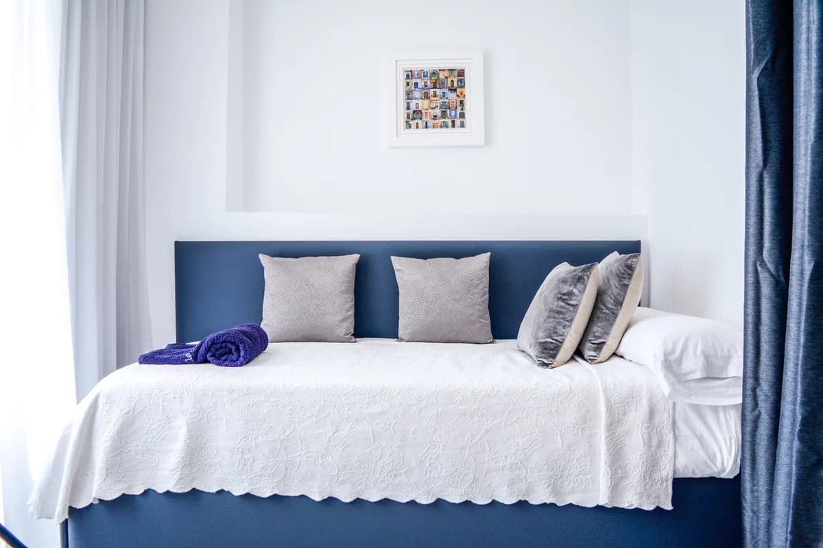 2 Bedroom Middle Floor Apartment for Sale in Puerto Banús, Málaga - Image 3