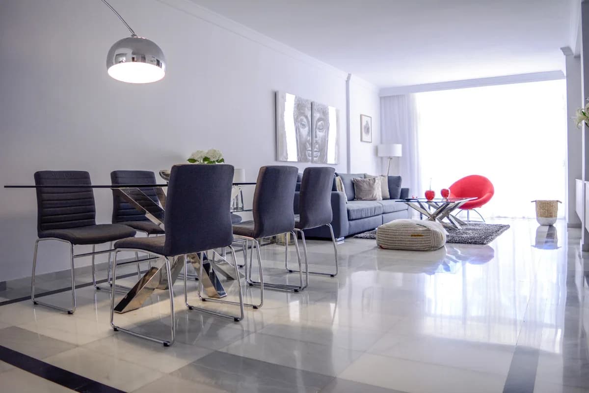 2 Bedroom Middle Floor Apartment for Sale in Puerto Banús, Málaga - Image 4