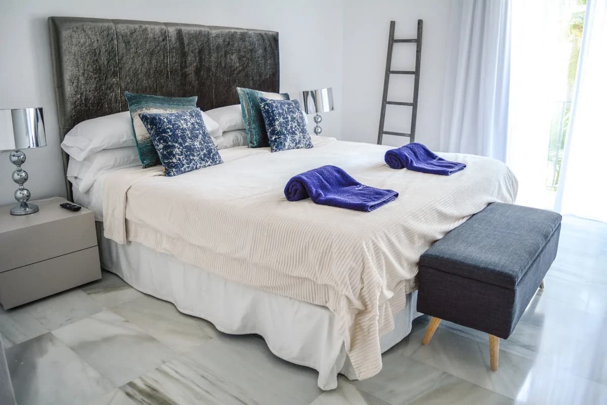 2 Bedroom Middle Floor Apartment for Sale in Puerto Banús, Málaga - Image 7