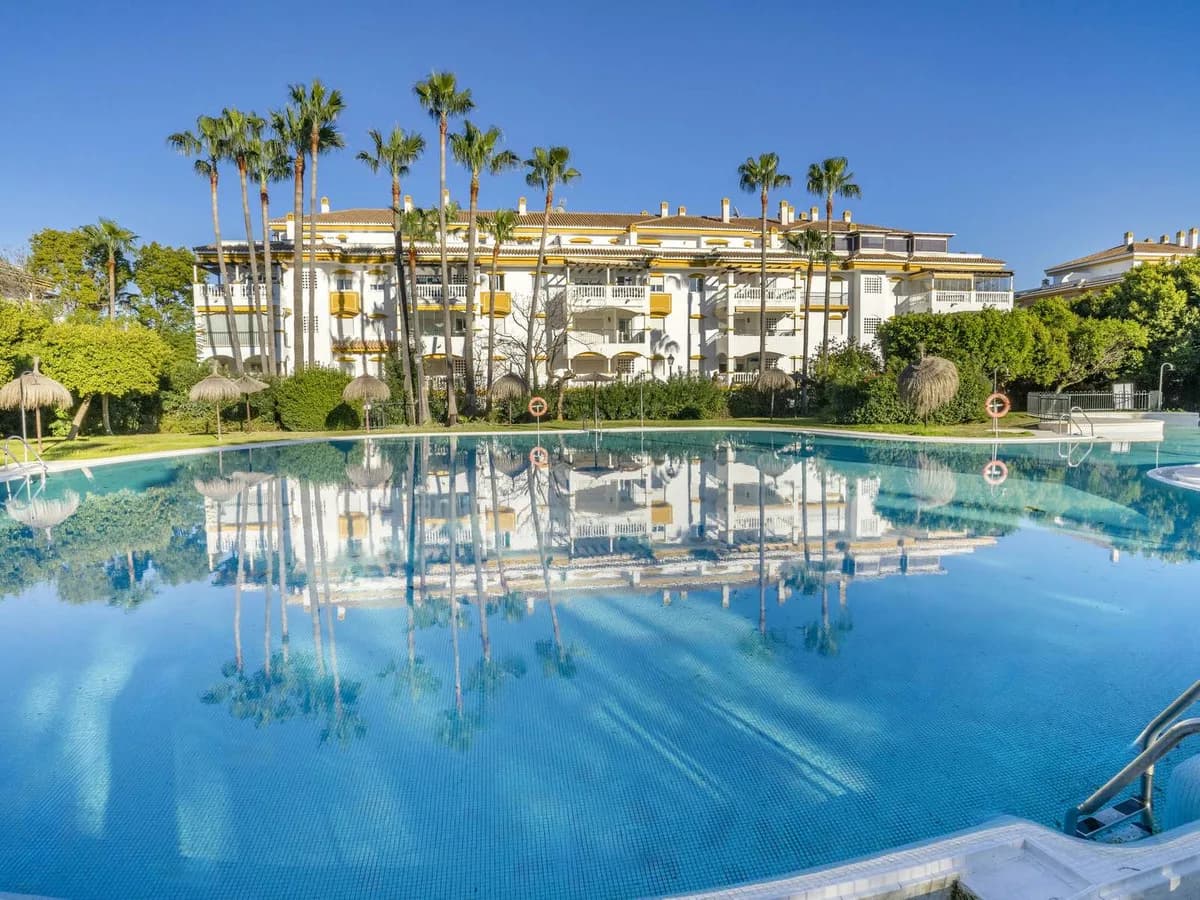 2 Bedroom Middle Floor Apartment for Sale in Marbella, Málaga - Image 2