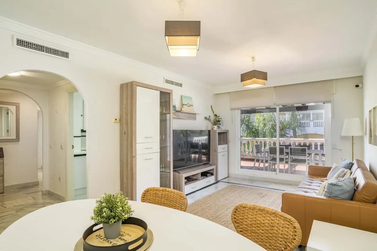 2 Bedroom Middle Floor Apartment for Sale in Marbella, Málaga - Image 3