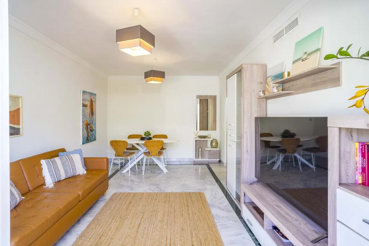 2 Bedroom Middle Floor Apartment for Sale in Marbella, Málaga - Image 5