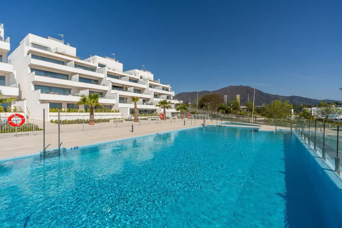 2 Bedroom Middle Floor Apartment for Sale in Estepona, Málaga