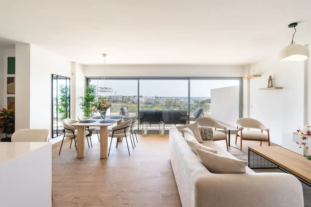 2 Bedroom Middle Floor Apartment for Sale in Estepona, Málaga - Image 7