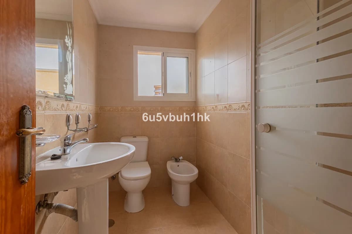 3 Bedroom Top Floor Apartment for Sale in Fuengirola, Málaga - Image 6