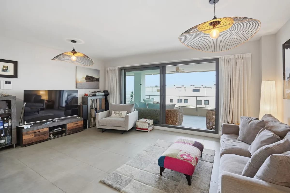 2 Bedroom Middle Floor Apartment for Sale in Benalmadena, Málaga - Image 7