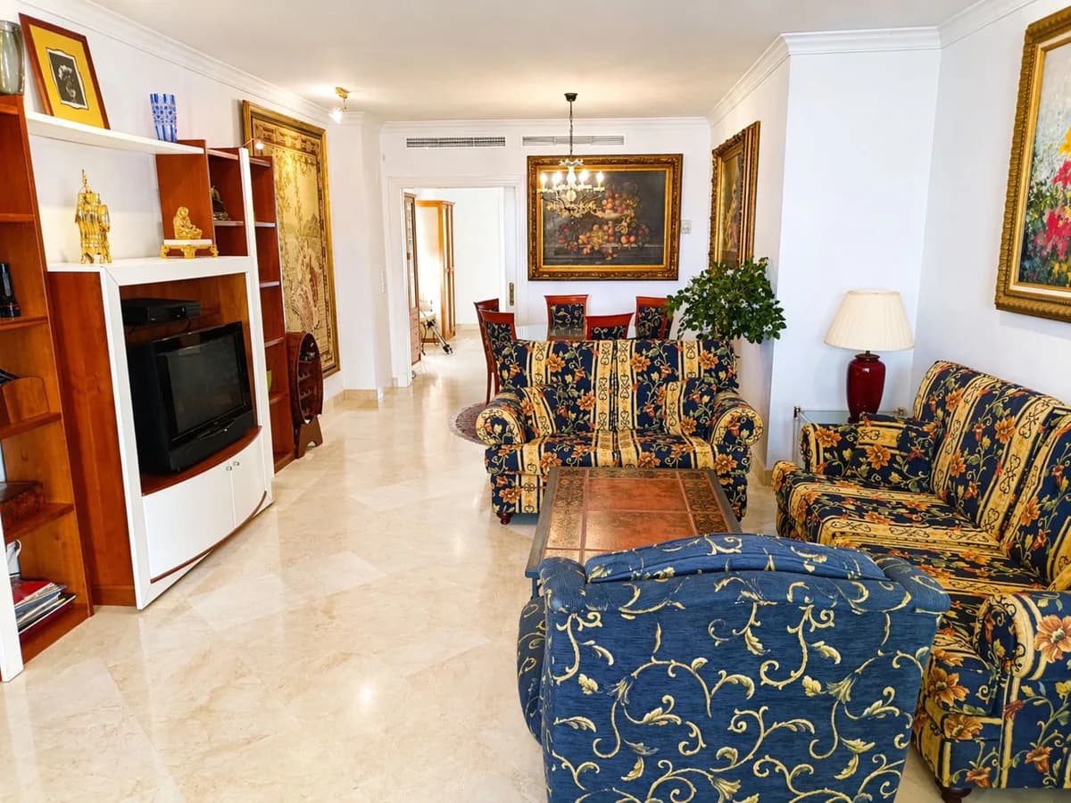 3 Bedroom Middle Floor Apartment for Sale in Marbella, Málaga - Image 3