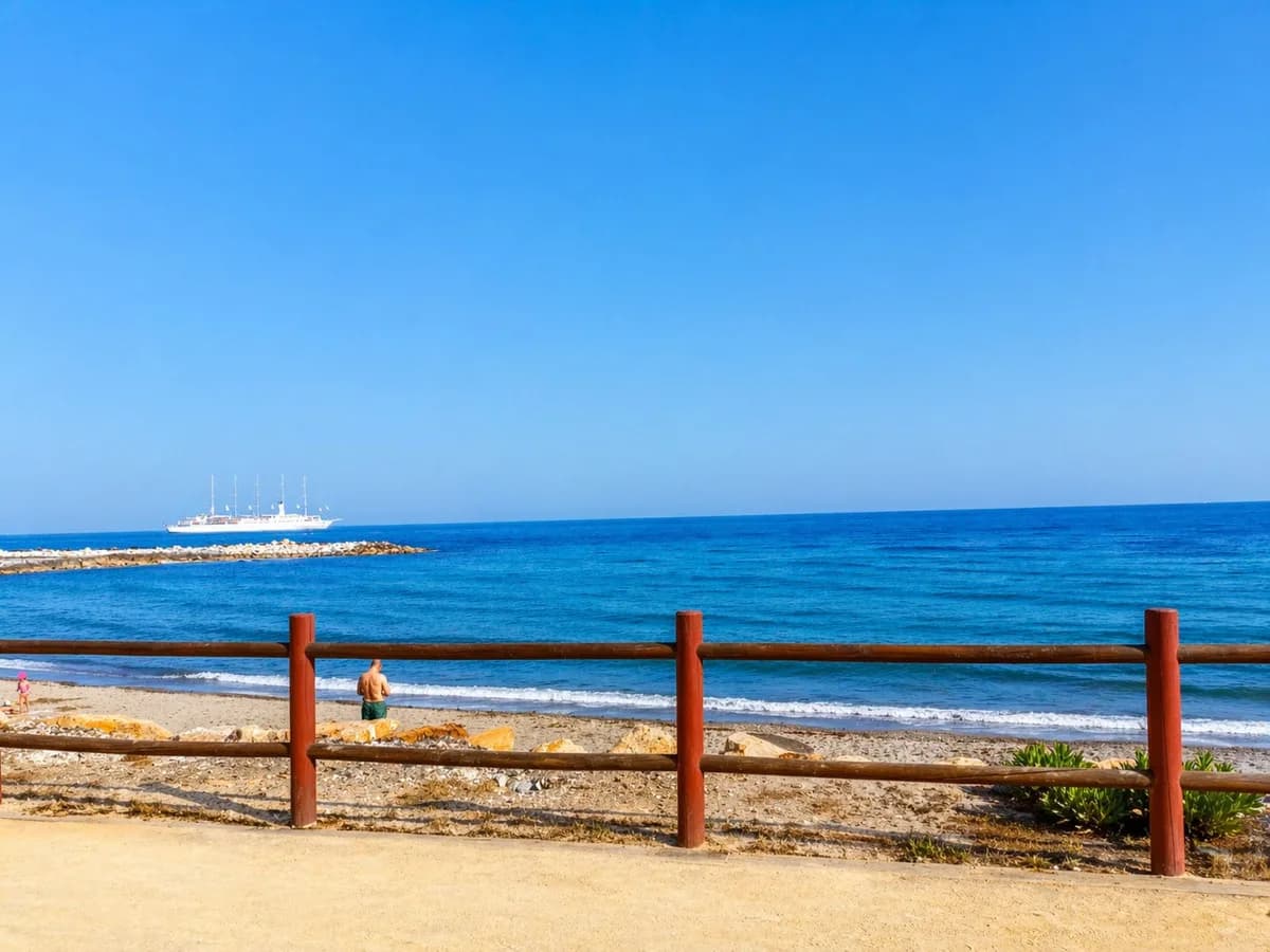 3 Bedroom Middle Floor Apartment for Sale in Marbella, Málaga - Image 8