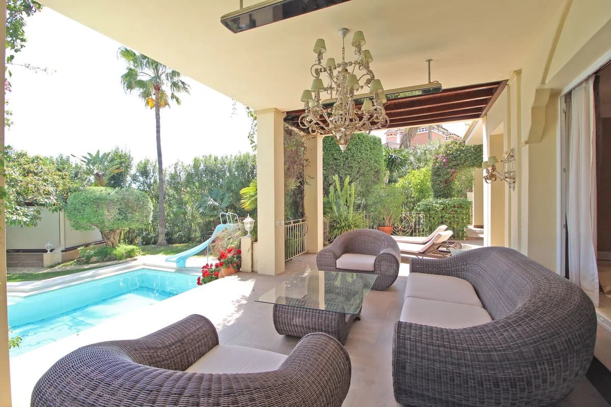 7 Bedroom Detached Villa for Sale in Bahía de Marbella, Málaga - Image 2