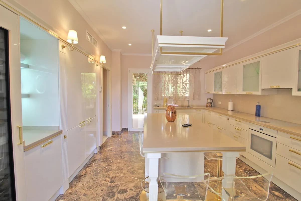 7 Bedroom Detached Villa for Sale in Bahía de Marbella, Málaga - Image 9