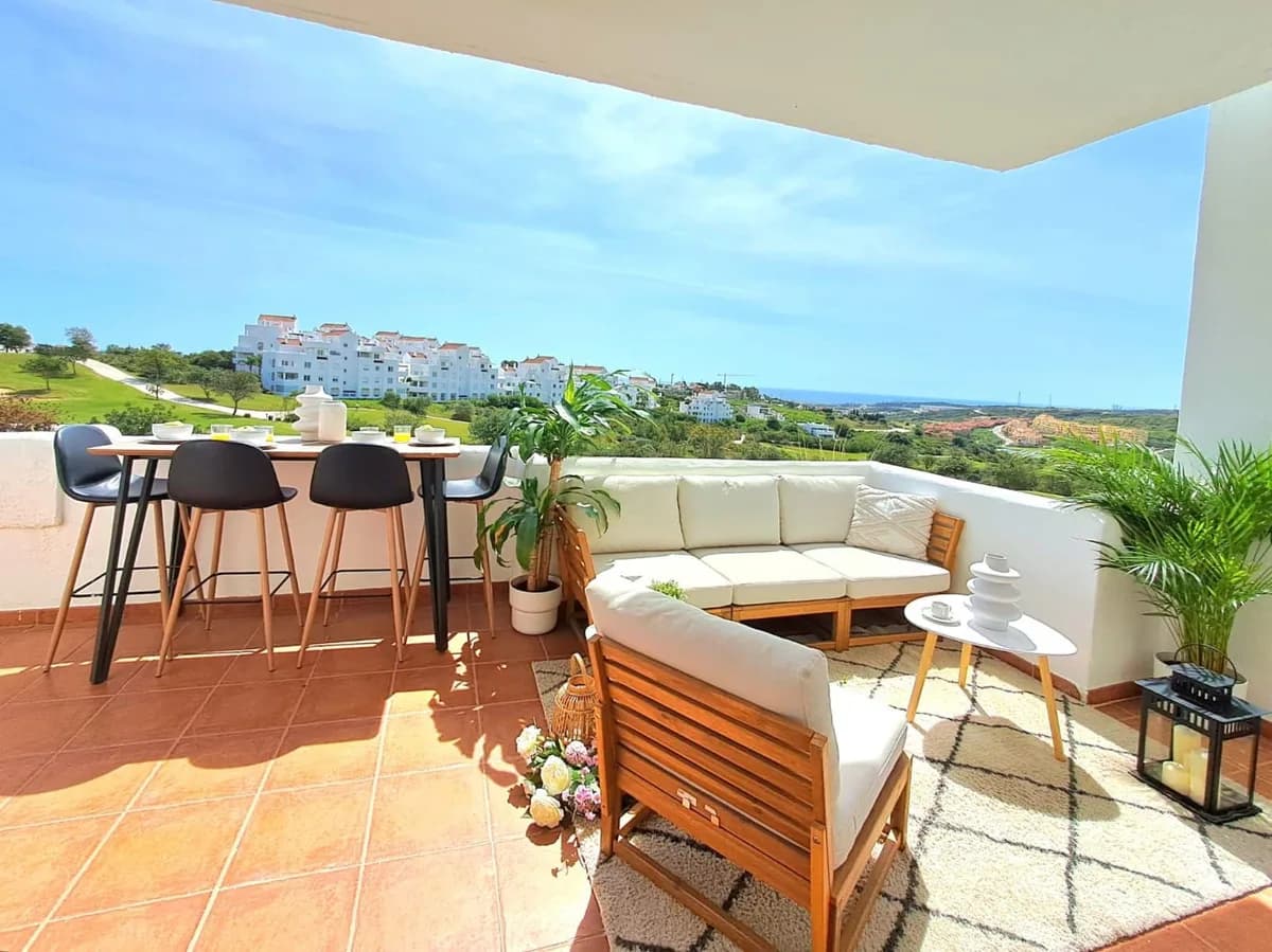 2 Bedroom Middle Floor Apartment for Sale in Valle Romano, Málaga - Image 2